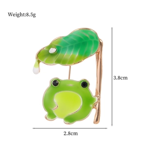 Broche grenouille et nénuphar en émail vert et métal doré avec dimensions