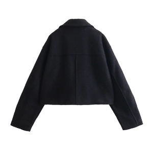 Vue arrière d'une veste courte en tweed noir avec un tissu texturé épais et une coupe nette