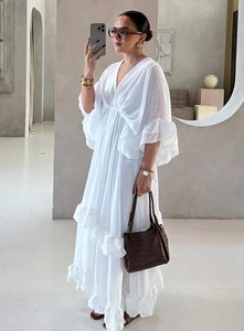 Selfie allo specchio che mostra il maxi vestito bianco a balze con scollo a V e stile bohémien