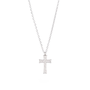 Collier avec pendentif croix en argent hip hop orné de zircons sur un fond blanc pur