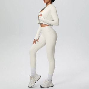 Dettaglio giacca yoga bianco crema con asole per i pollici e leggings a vita alta