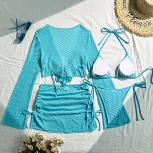 Set bikini 4 pezzi azzurro con copricostume in rete e gonna con coulisse in dettaglio