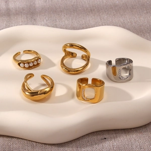 Set di anelli in oro 18K e argento con perle e motivi geometrici vuoti eleganti