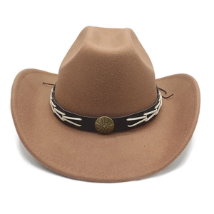 Dettaglio cappello da cowboy con fascia in pelle nera e fibbia a girasole dorata