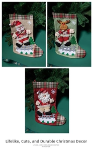 Détail de chaussettes de Noël avec motifs 3D de Père Noël, bonhomme de neige et renne