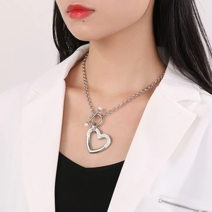 Mannequin portant un collier cœur évidé argenté avec strass et fermoir en T