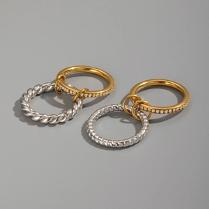 Détail de la bague double couche avec bande torsadée et zircons étincelants