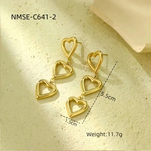 Vue détaillée des boucles d'oreilles cœur dorées triple épaisseur, 5,5 cm x 1,5 cm