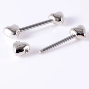 Vue détaillée des piercings de téton en forme de cœur argenté avec filetage vissé