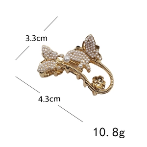 Detailansicht goldene Schmetterlings-Haarklammer mit Perlen und Maßangaben 3.3x4.3cm