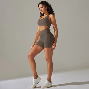 Dettaglio del reggiseno sportivo senza cuciture e biker shorts a vita alta marrone scuro
