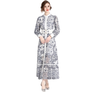 Elegantes weißes Mesh-Maxikleid mit blauem Blumendruck, Puffärmeln und Gürtel an der Taille