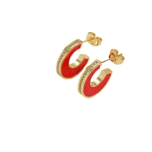 Orecchini a C dorati con smalto rosso e pavé di zirconi in uno stile dal design minimalista