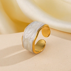 Anello regolabile in acciaio inossidabile placcato oro con smalto bianco su seta beige
