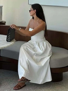 Elegantes weißes trägerloses Maxikleid für Damen im minimalistischen, lockeren Stil