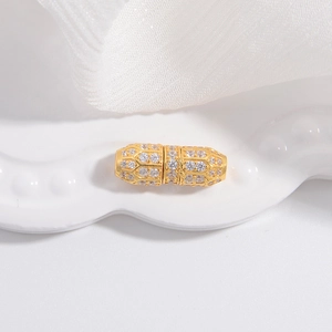 Vue macro d'une perle en argent S925 doré avec des cristaux de zircon blanc étincelants