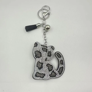 Detailansicht der Katzen-Schlüsselanhänger mit Leopardenmuster, Strass und schwarzer Quaste