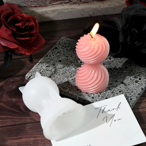 Dettaglio dello stampo in silicone per candele a doppia sfera e candela finita rosa