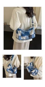 Gros plan du sac bandoulière en jean avec patchwork bleu et détails de la bandoulière