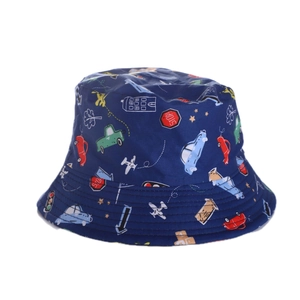 Dettaglio cappello da sole per bambini in tela blu navy con stampe di veicoli colorati