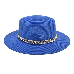 Chapeau de paille plat bleu roi avec décoration de chaîne dorée épaisse pour femmes