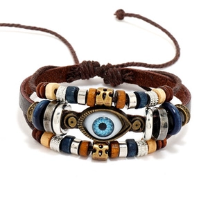 Nahaufnahme von mehrlagigem Lederarmband mit blauem Evil Eye, Holzperlen und Webstruktur