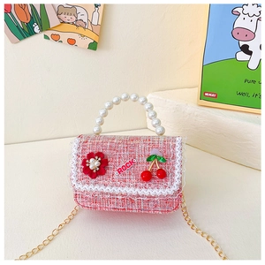 Detail der roten Tweed-Kindertasche mit Perlengriff, Kirsch-Anhänger und Goldkette