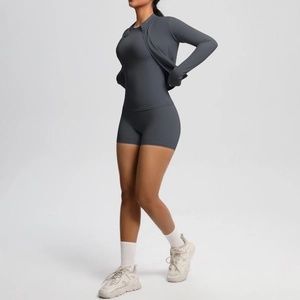 Ensemble de sport 3 pièces pour femme avec veste zippée et short en tissu gris foncé
