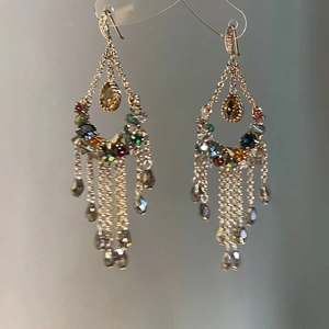 Boucles d'oreilles bohèmes à pompons en cristal avec design goutte et gemmes colorées