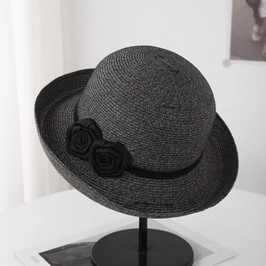 Vue détaillée d'un chapeau de paille orné de deux élégantes fleurs de rose noires en 3D