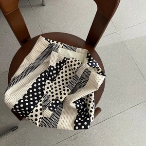Borsa tote minimalista in tela a pois bianchi e neri con motivi geometrici eleganti
