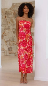 Dettaglio del vestito lungo a fascia con stampa floreale in raso rosa e arancione