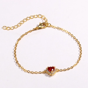 Gros plan du pendentif rubis en forme de cœur sur chaîne dorée avec micro-pavage zircon