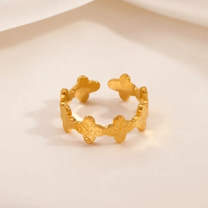 18K vergulde roestvrijstalen open ring met een gehamerd klaverbloempatroon