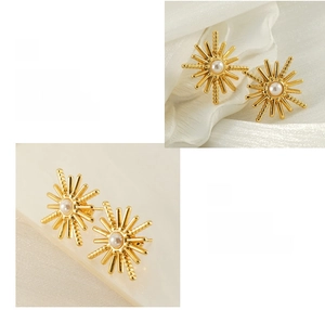 Vue détaillée des boucles d'oreilles étoile dorée avec perle et finition polie