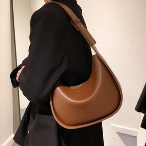 Sac bandoulière en cuir marron forme demi-lune au design vintage pour un look élégant