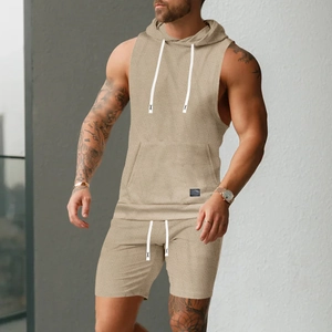 Détail d'un sweat à capuche sans manches en tricot jacquard kaki avec cordon de serrage