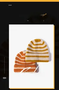 Dettaglio della trama a maglia di berretti invernali a righe in giallo e arancione
