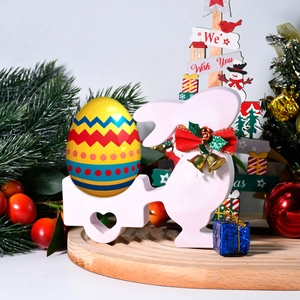 Support d'œuf de lapin de Pâques avec œuf peint coloré et ruban festif sur bois