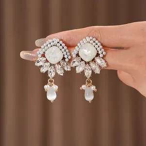 Orecchini vintage in oro con perla quadrata, diamanti e pendenti a goccia
