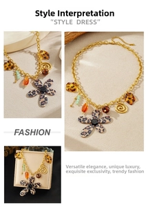 Détail du pendentif fleur léopard et franges en spirale dorée sur collier vintage chic