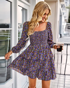 Détail de la robe à volants étagés avec motif floral violet et taille smokée