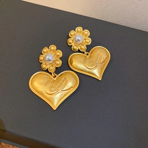 Antikgoldfarbene Blumen Kunstperle Herz Ohrringe, barocke Retro Modeschmuck Detailansicht.