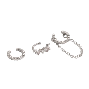 Detalle del set de pendientes de cartílago plateados con cadena y piedras de circonia