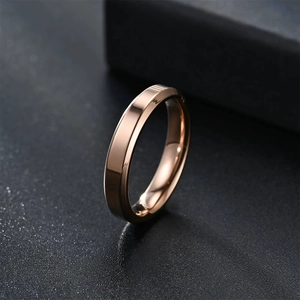 Bague minimaliste en acier titane poli avec finition or rose élégante pour femmes et hommes