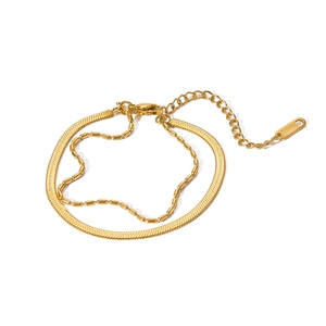 Detail der 18k vergoldeten Doppelschicht-Kette mit S.STEEL-Stempel auf dem Anhänger