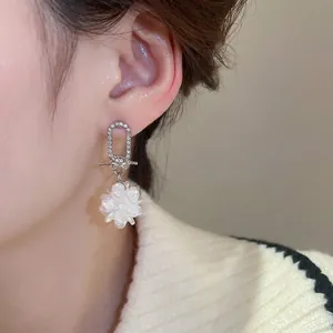 Ohrringe mit Blumenanhänger, Perlen und Kristallen in eleganter Silberoptik