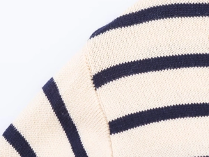 Détail macro de maille rayée de haute qualité avec couture d'épaule précise et finie