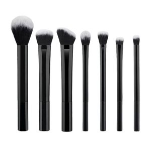 7-teiliges Make-up-Pinsel-Set mit schwarzen Griffen und zweifarbigen Borsten auf weißem Grund