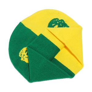 Vue détaillée du bonnet en maille contrasté jaune et vert montrant la texture chaude